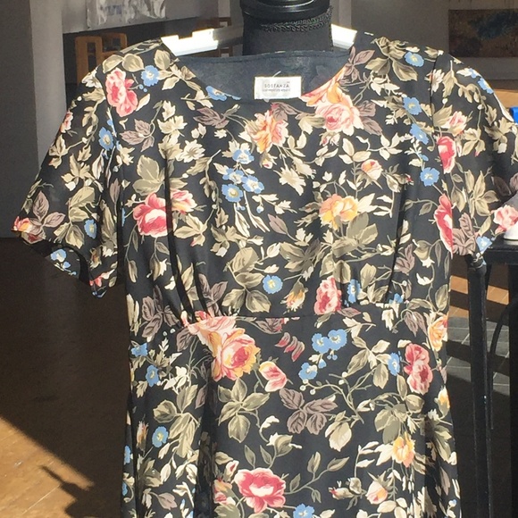 Dark floral cottagecore midi shortsleeved dress - Picture 5 of 7